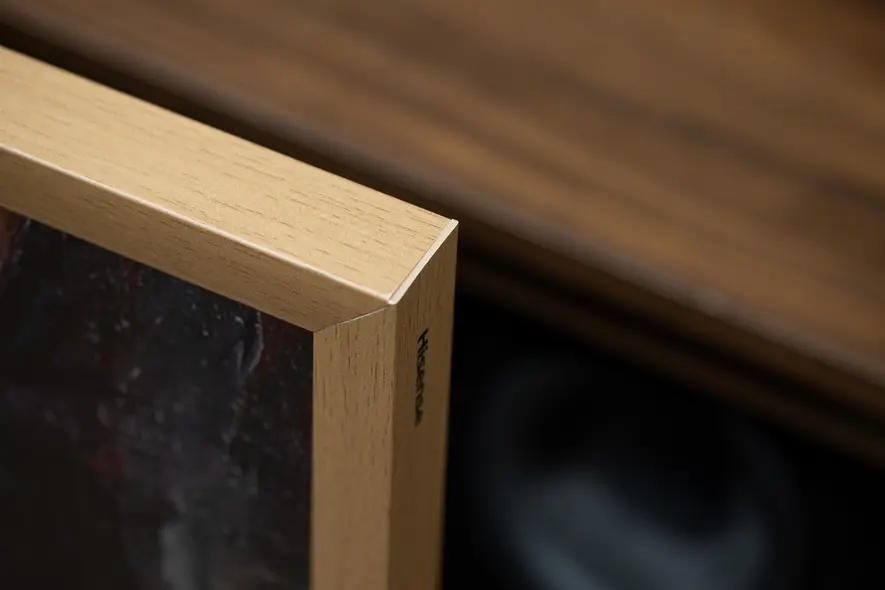 گوشه بالایی Hisense CanvasTV که لبههای قاب همراه آن نصب شدهاند