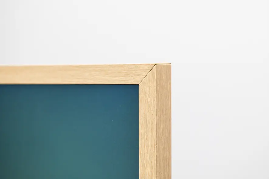 گوشه بالایی سمت راست تلویزیون The Frame Pro با قاب قهوهای روشن