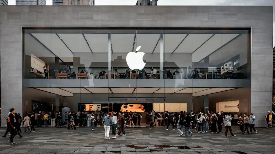 تصویر کاور فروشگاه اپل پیش از آغاز پیشسفارشهای آیفون 17