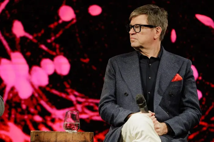 پژوهشگر هوش مصنوعی یان لوکون، بر روی صحنه در یک همایش در بروکلین، نوامبر ۲۰۲۵