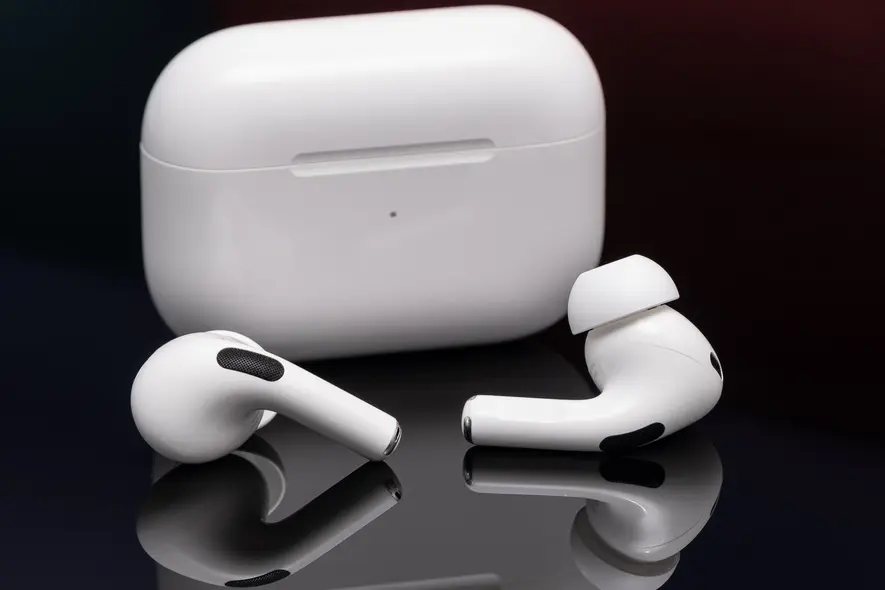 عکس از AirPods Pro نسل دوم اپل بر روی سطح سیاه براق.