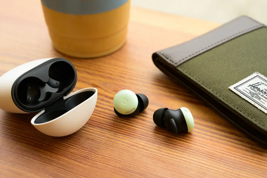 عکس عملی از ایربودهای Pixel Buds Pro 2 گوگل.