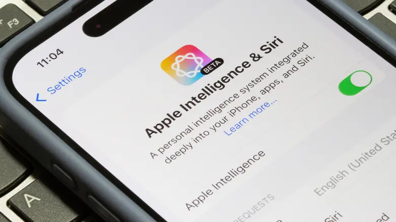 آیفون نمایشدهنده منوی Apple Intelligence و سیری