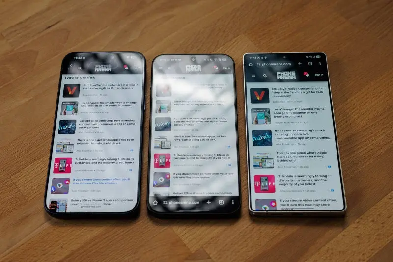 سه گوشی با نمایشگرهای با روشنایی بالا و بازتاب‌های واضح صفحه.