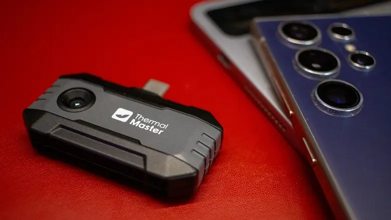 Thermal Master P1 در کنار یک گوشی سامسونگ و تبلت اندروید