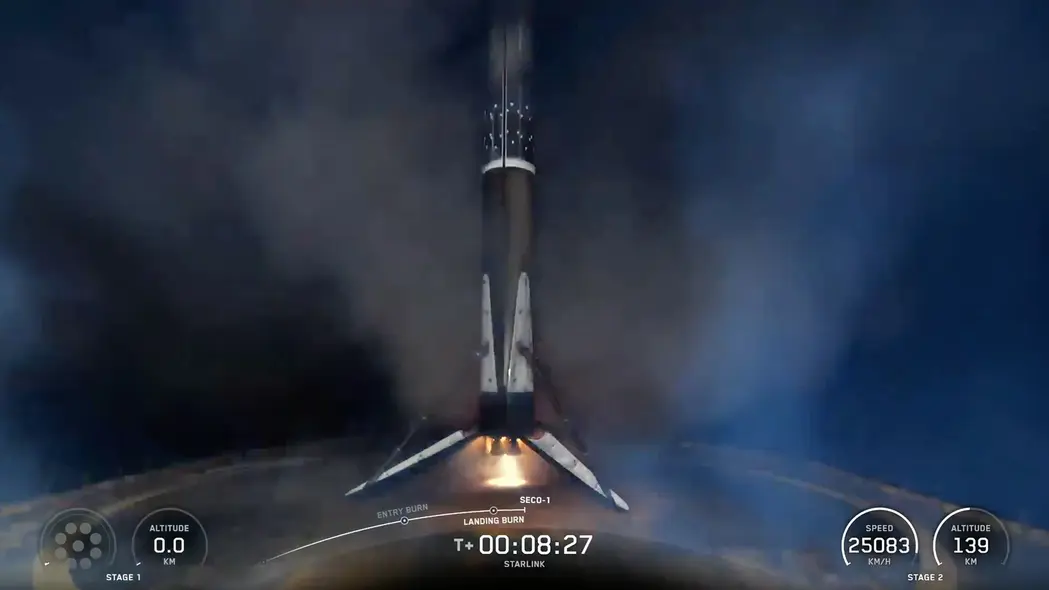 موشکی بر روی عرشهٔ یک کشتی در شب ایستاده است