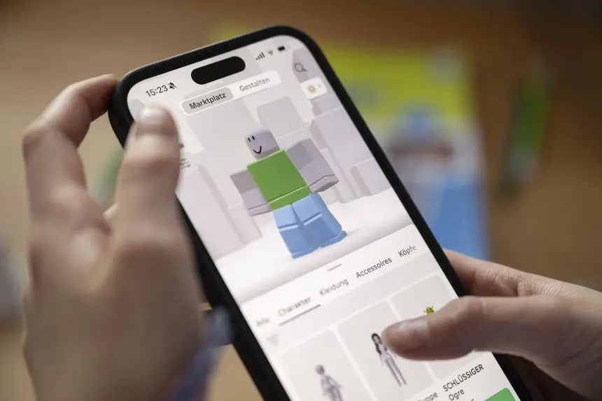 دختری با یک گوشی هوشمند Roblox استفاده میکند. Roblox در حال اتخاذ تلاشهای جدیدی برای تأیید سن کاربران به منظور حفاظت از کودکان است.
