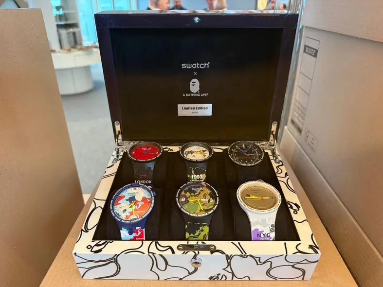 تصویر ممکن است شامل ساعت مچی، بازوی بدن و یک شخص باشد