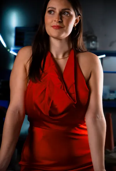 خانمی در لباس قرمز