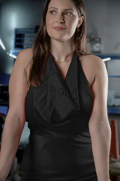 خانمی در لباس مشکی، عکسی که با دوربین Caira گرفته شده