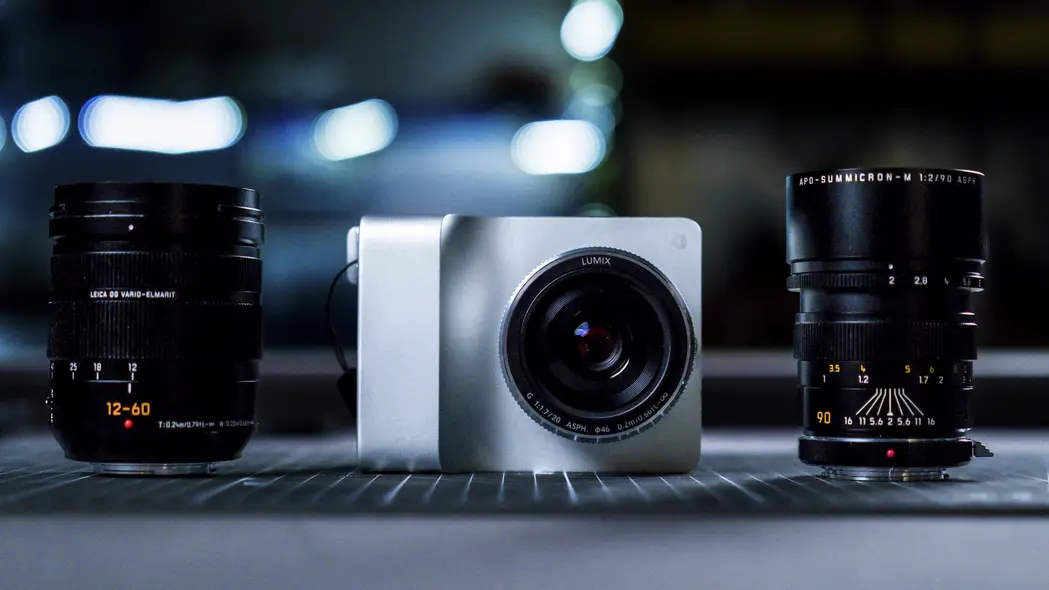 دوربین Caira روی یک پد مشبک همراه با لنزهای Lumix