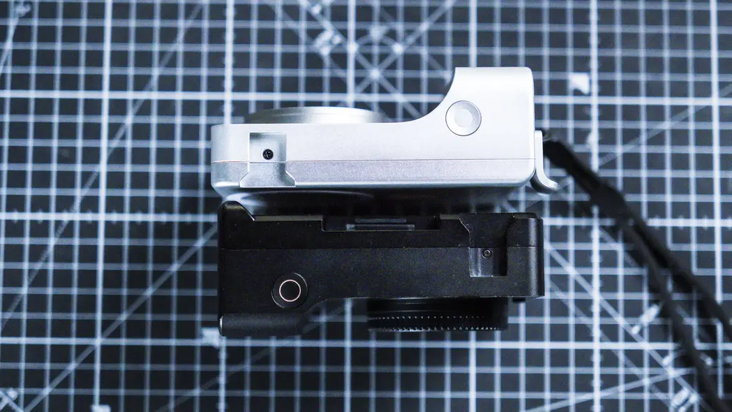 دوربین Caira روی یک پد مشبک همراه با دوربین Alice