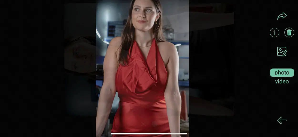 رابط کاربری دوربین Caira با عکسی از یک خانم در لباس قرمز