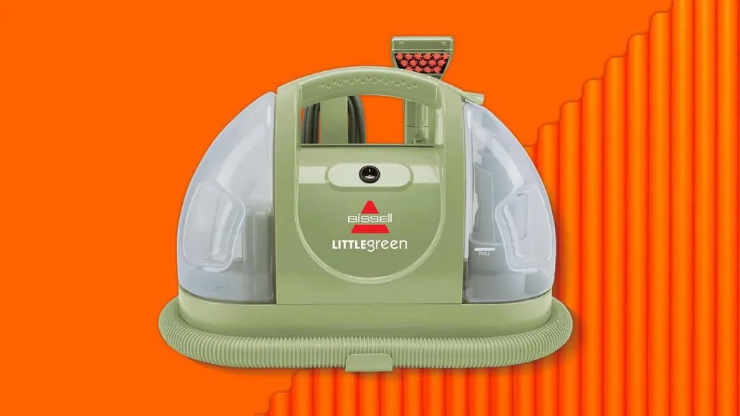 تمیزکننده فشرده فرش Bissell LITTLEgreen در پسزمینهای نارنجی زنده