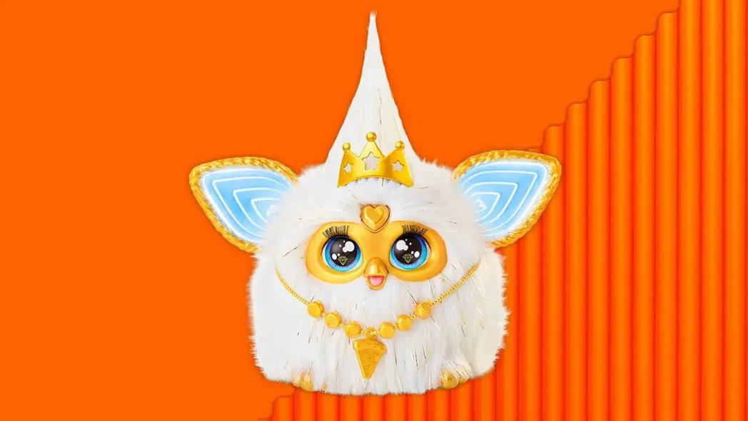 اسباببازی شبیه Furby با تاج و بالهای آبی بر پسزمینهای نارنجی