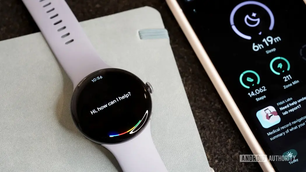 یک ساعت پیکسل ۴ صفحه نمایش Gemini را نشان میدهد.