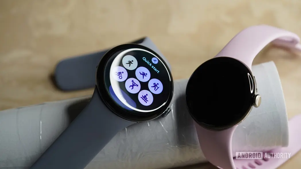 یک مجموعه از ساعتهای پیکسل در دو اندازه مختلف بر روی سطحی قرار دارد.