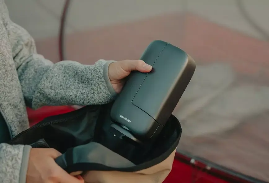 دروف مینی ابعاد ۱۰۰.۳۸ × ۱۸۳.۶۱ × ۶۰.۷ میلیمتر دارد و وزن آن ۸۴۰ گرم است.