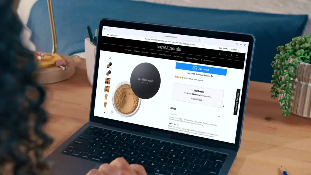 زنی که با لپتاپ در حال مرور وبسایت BareMinerals است