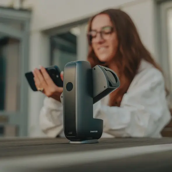 پایه موتوری میتواند بهصورت ۳۶۰ درجه بچرخد، در حالی که لوله لنز موتوری تا ۲۲۵ درجه میچرخد