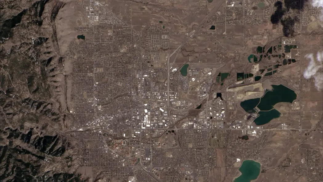 تصویر اولین نور ماهوارهای لندست ۸، تهیهشده در ۱۸ مارس ۲۰۱۳، بولدر، کلرادو را نشان میدهد که توسط کوههای پوشانده شده با درختان و دشتهای بیکار احاطه شده است.