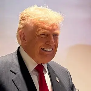 دست راست ترامپ پوشیده از آرایش بود در حالی که هدیهای از صاحب تیم کامندرز دریافت کرد. Margo Martin/White House