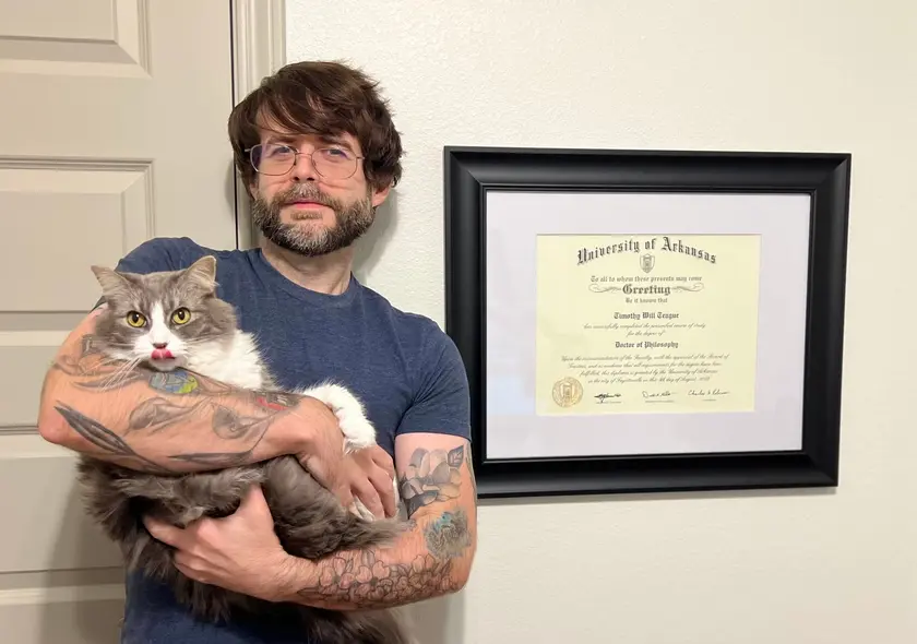 نویسنده با گربهاش، پرسپون «داتس» تیگو