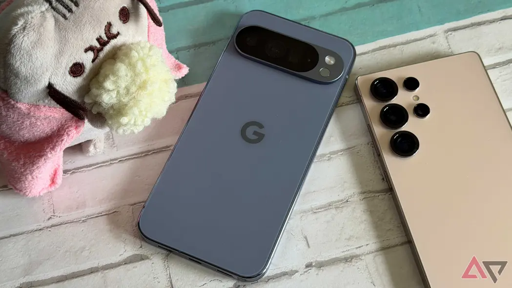 Google Pixel 10 Pro XL در کنار Galaxy S25 Ultra و پوشین