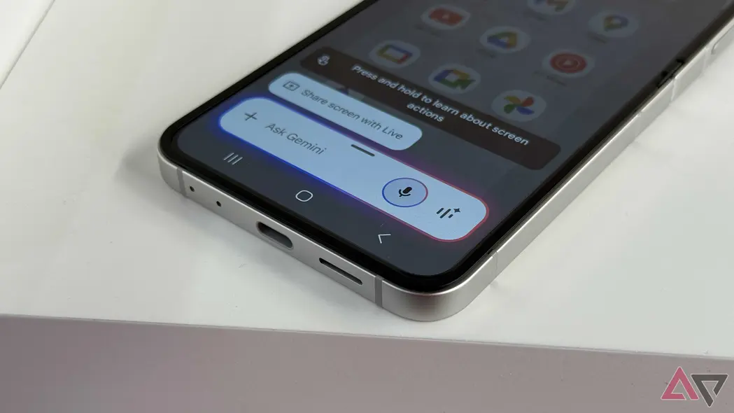 Samsung Galaxy Z Flip 7 در حالت باز و نمایش Gemini