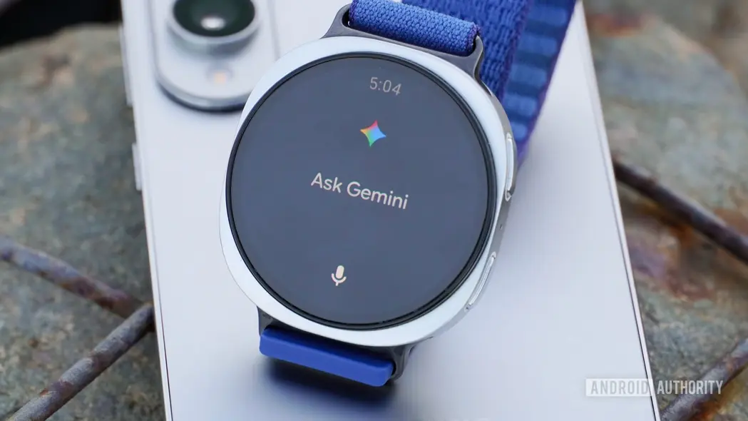 نمای نزدیک Gemini روی Galaxy Watch 8 که بر روی Galaxy S25 Edge قرار دارد.