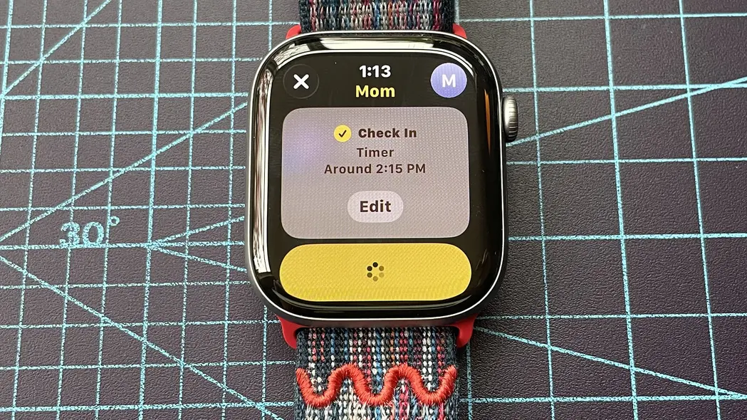 تصویر نمای نزدیک از اپل واچ سری ۱۱ که مراحل تنظیم و ارسال اعلان امنیتی Check In در watchOS 26 را نمایش میدهد
