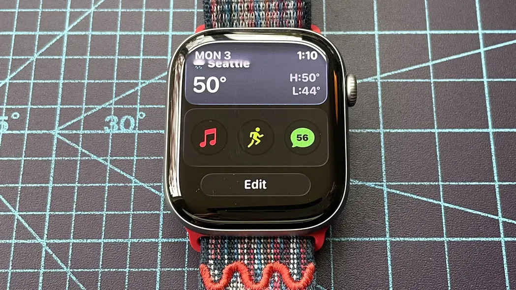 تصویر نمای نزدیک از اپل واچ سری ۱۱ که مراحل تنظیم و ارسال اعلان امنیتی Check In در watchOS 26 را نمایش میدهد