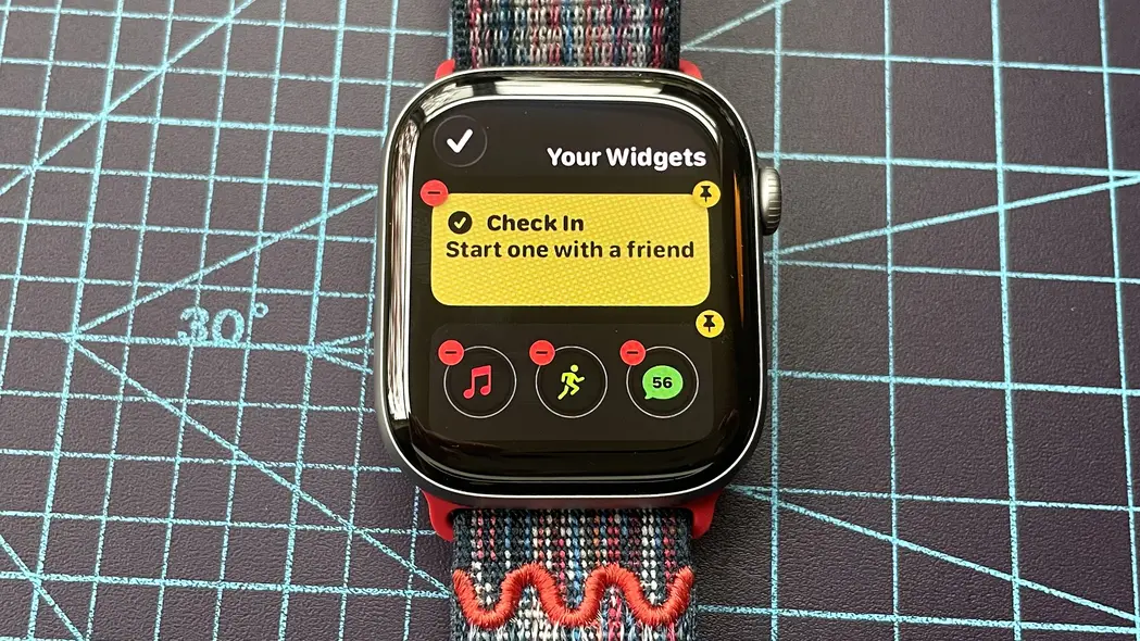 تصویر نمای نزدیک از اپل واچ سری ۱۱ که مراحل تنظیم و ارسال اعلان امنیتی Check In در watchOS 26 را نمایش میدهد