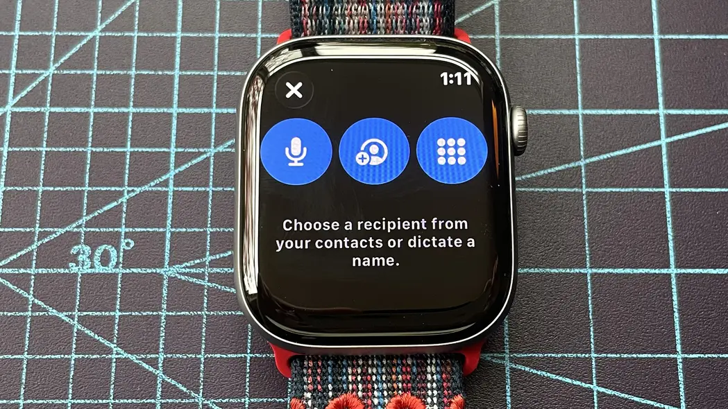تصویر نمای نزدیک از اپل واچ سری ۱۱ که مراحل تنظیم و ارسال اعلان امنیتی Check In در watchOS 26 را نمایش میدهد