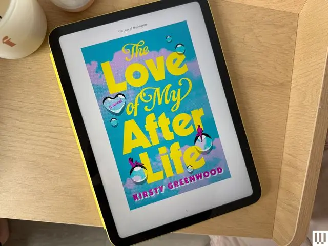 تصویر ممکن است شامل کامپیوتر، الکترونیک، تبلت، فنجان، شخص و سطح کامپیوتر باشد