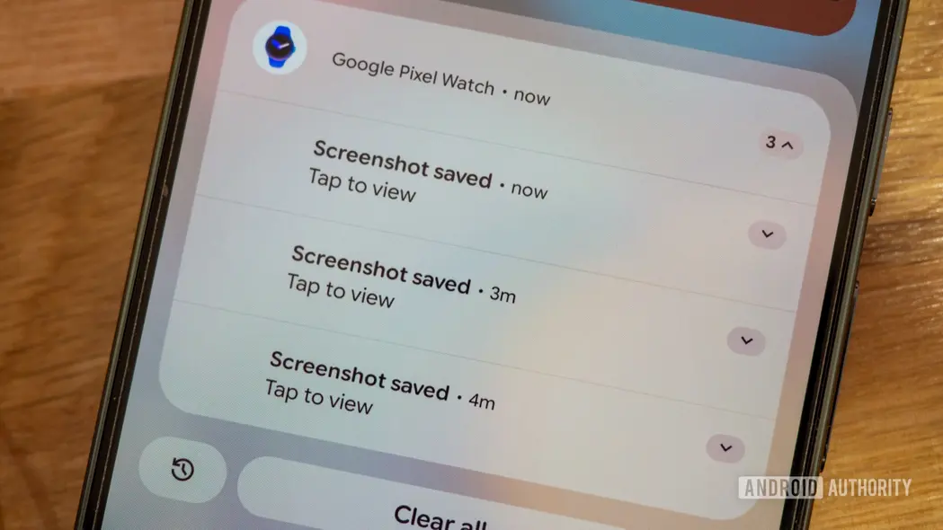 اعلان اسکرین‌شات‌های متعدد در برنامهٔ ساعت پیکسل بر روی گوشی گوگل