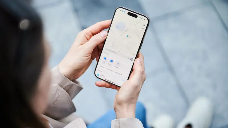 شخصی که با تلفن هوشمند برای مسیریابی از برنامهٔ نقشه استفاده می‌کند.