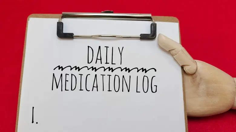 دست مکانیکی که گزارش روزانهٔ داروها را روی نوار یادداشت نگه داشته است.