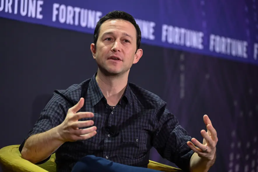 جوزف گوردن‑لوویت در همایش Brainstorm AI مجله Fortune. 