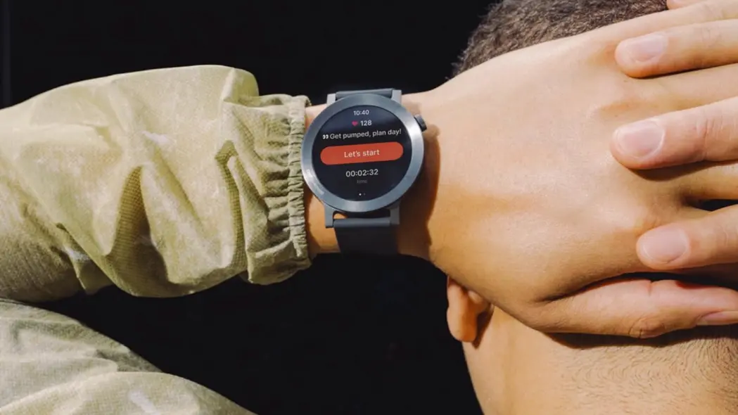 عکس نزدیک مچ دست مردی که ساعت CMF Watch 3 Pro بر آن است