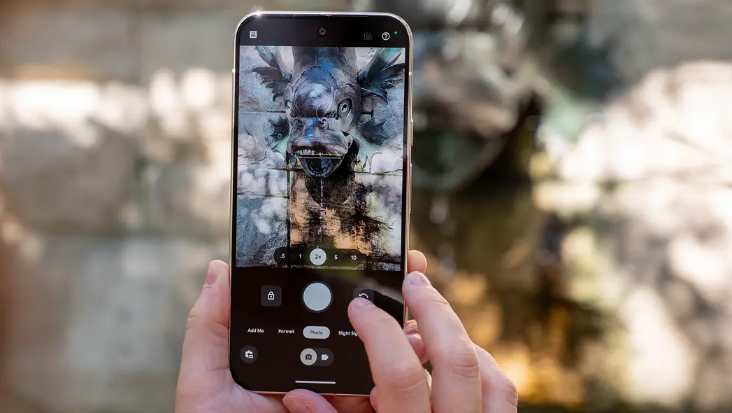 با استفاده از Google Pixel 10 Pro XL برای عکاسی از یک فواره ماهی سنگی