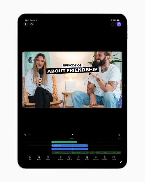 عکس صفحه‌ای گرفته‌شده از آیپد پرو ۱۳ اینچی که کاربری در حال ویرایش یک کلیپ ویدئویی با Detail است.