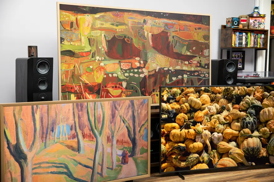 تلویزیون‌های سامسونگ The Frame Pro، The Frame و CanvasTV هاینس که در یک سالن نشیمن نصب شده‌اند و آثار هنری متفاوتی را نمایش می‌دهند.