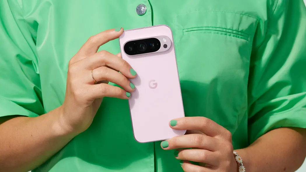 شخصی که گوشی در دست دارد