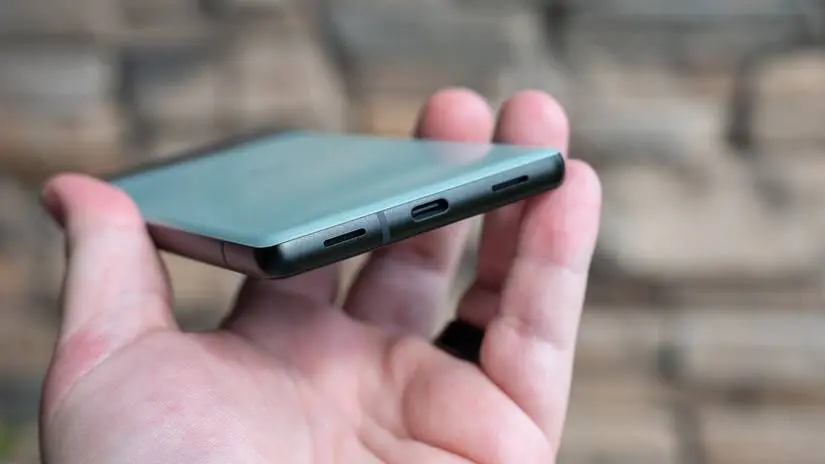 پورت USB‑C، بلندگو و میکروفن در انتهای گوشی Google Pixel 6a