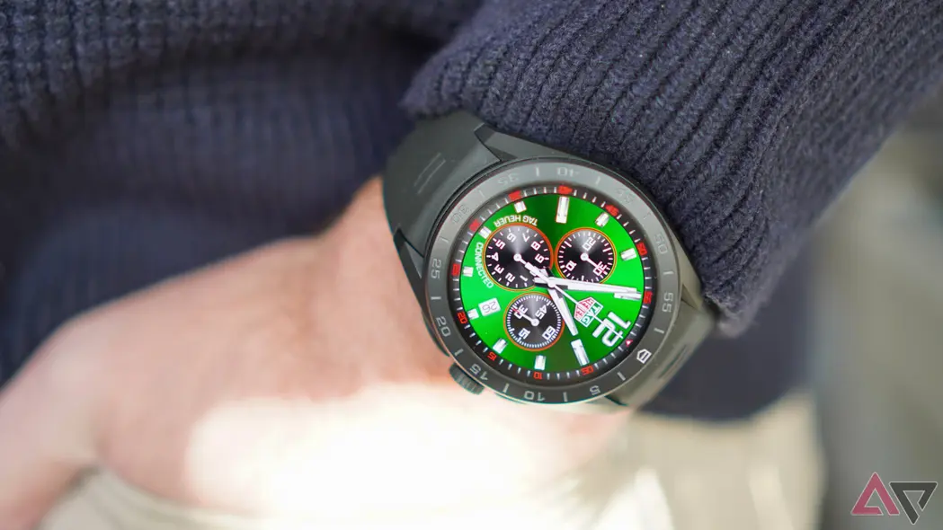 شخصی که Tag Heuer Connected Calibre E5 را می‌پوشد
