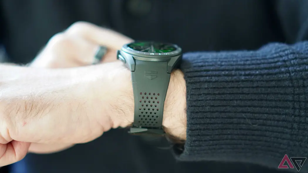 شخصی که Tag Heuer Connected Calibre E5 را می‌پوشد