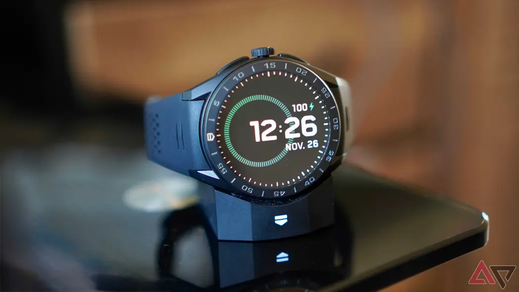 Tag Heuer Connected Calibre E5 بر روی شارژر خود