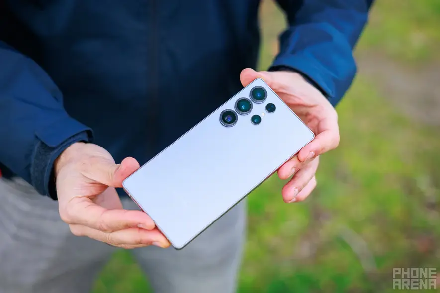 گلکسی S25 Ultra برای مرجع. | تصویر توسط PhoneArena - صبر کنید، آیا گلکسی S26 Ultra دو تا از تنها ارتقاهای واقعیاش نسبت به S25 Ultra را از دست داده؟