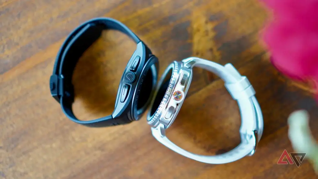 دکمه‌های ساعت Samsung Galaxy Watch 8 Classic و Tag Heuer Connected Calibre E5